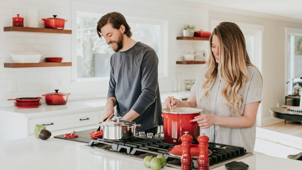 Man en vrouw bereiden samen een gezonde maaltijd in een lichte keuken, gericht op bewust omgaan met gewicht